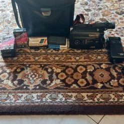 Vendora βιντεοκάμερα JVC COMPACT GR-Ax200 μαζί με 3 Battery ,φορτιστή και 3 κασέτες δώρο.