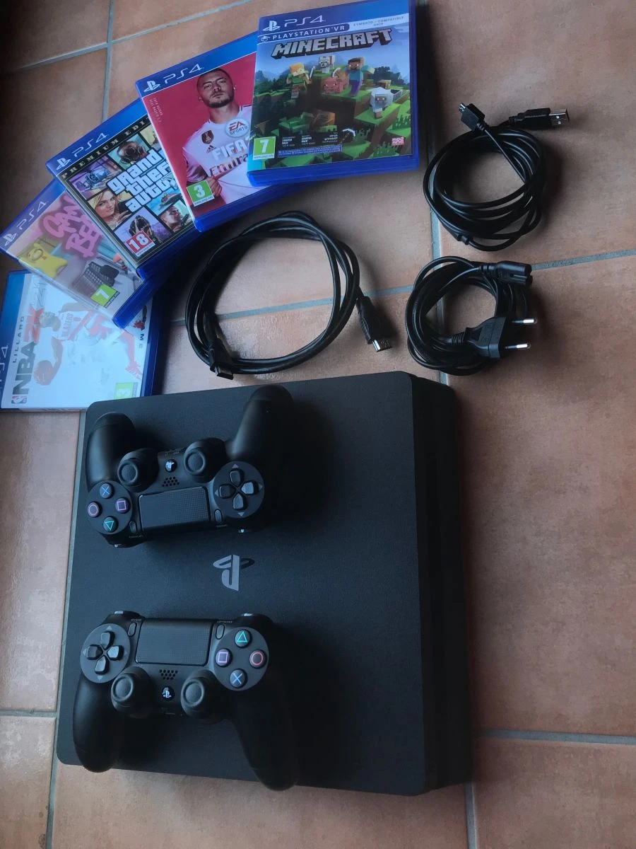 Vendora PS4 Slim με 2 τηλεχειριστήρια και 5 παιχνίδια 3 Vendora PS4 Slim με 2 τηλεχειριστήρια και 5 παιχνίδια