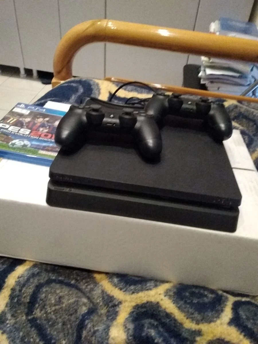 Vendora Πουλιέται Ps4 σε άριστη κατάσταση με δύο κοντρολλερ και το Pes17 3 Vendora Πουλιέται Ps4 σε άριστη κατάσταση με δύο κοντρολλερ και το Pes17