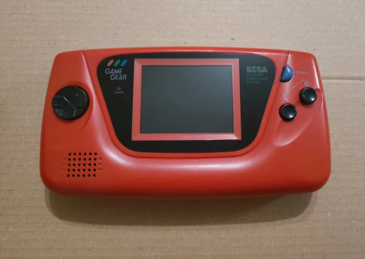 Vendora Sega Game Gear σε γνήσιο κόκκινο χρώμα. 3 Vendora Sega Game Gear σε γνήσιο κόκκινο χρώμα.