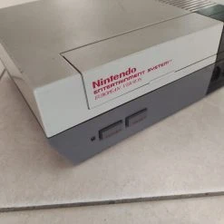 Vendora ΣΥΛΛΕΚΤΙΚΗ ORIGINAL ΚΟΝΣΟΛΑ 1985 Nintendo Entertainment System (NES) European Version 9 Vendora ΣΥΛΛΕΚΤΙΚΗ ORIGINAL ΚΟΝΣΟΛΑ 1985 Nintendo Entertainment System (NES) European Version -vintage object shop 15a5e6562abf0b0328f7d5bd4ad636b4f12aa73f xl