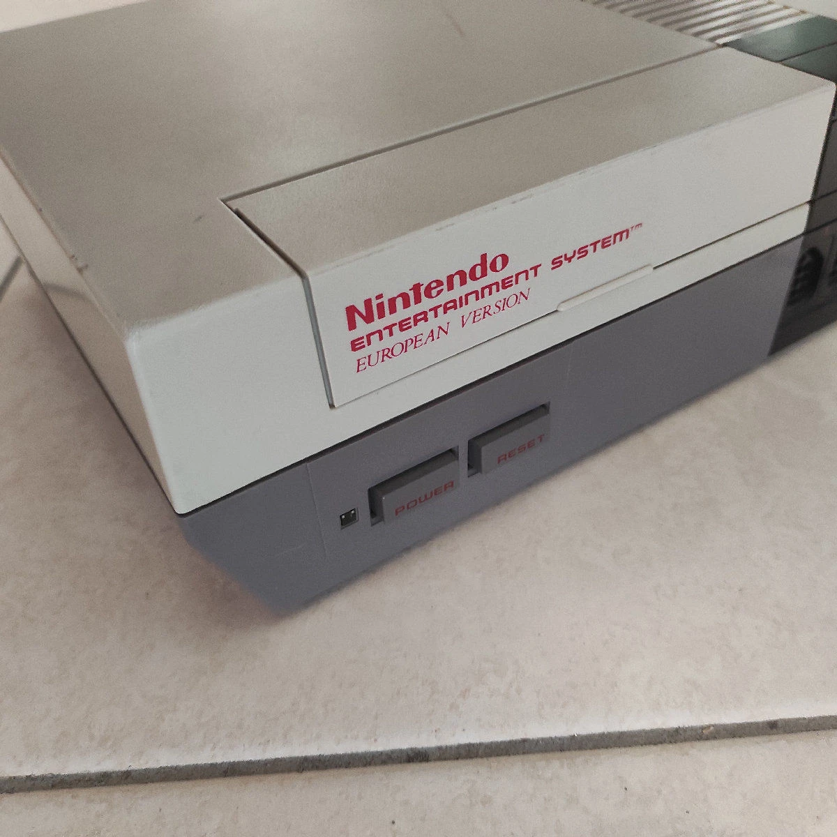 Vendora ΣΥΛΛΕΚΤΙΚΗ ORIGINAL ΚΟΝΣΟΛΑ 1985 Nintendo Entertainment System (NES) European Version 6 Vendora ΣΥΛΛΕΚΤΙΚΗ ORIGINAL ΚΟΝΣΟΛΑ 1985 Nintendo Entertainment System (NES) European Version - Image 4