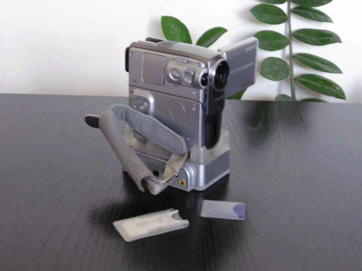 Vendora ΒΙΝΤΕΟΚΑΜΕΡΑ SONY HANDYCAM DCR-PC109E PAL MEGA PIXEL ΜΕ ΦΑΚΟ CARL ZEISS VARIO TESSAR 1,8/3,2-32 7 Vendora ΒΙΝΤΕΟΚΑΜΕΡΑ SONY HANDYCAM DCR-PC109E PAL MEGA PIXEL ΜΕ ΦΑΚΟ CARL ZEISS VARIO TESSAR 1,8/3,2-32 - Image 5