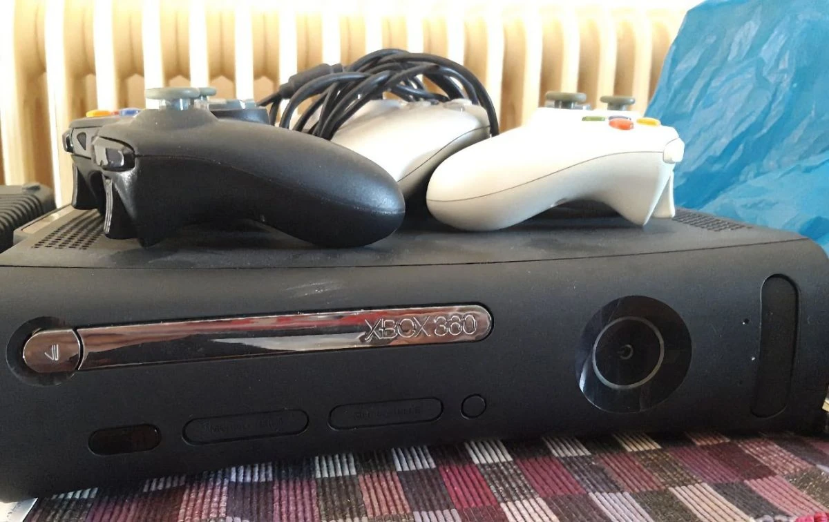 Vendora Xbox 360 πωλείται με δύο ασύρματα και ένα ενσύρματο χειριστήριο και παιχνίδια 3 Vendora Xbox 360 πωλείται με δύο ασύρματα και ένα ενσύρματο χειριστήριο και παιχνίδια