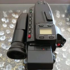 Vendora ΠΩΛΕΙΤΑΙ ΒΙΝΤΕΟΚΑΜΕΡΑ (ΜΕ ΚΑΠΟΙΟ ΠΡΟΒΛΗΜΑ ΛΟΓΟ ΑΚΙΝΗΣΊΑΣ)SONY ΜΕ ΚΑΣΕΤΑ 8×1.16φ37-56mm.CCD-TR50E-PAL(ΜΕ ΦΟΡΤΙΣΤΗ-ΜΠΑΤΑΡΙΑ-ΠΡΟΒΟΛΑΚΙ-ΤΣΑΝΤΑ ΜΕΤΑΦΟΡΑΣ-ΤΙΜΗ 50 ΕΥΡΏ. -vintage object shop 28cbcc3ccb11b48d6056796aa9a04cdb90f759e9 xl