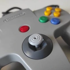 Vendora [ ΠΩΛΗΣΗ ] ΚΟΝΣΟΛΑ NINTENDO 64 ΣΕ ΚΑΛΗ ΚΑΤΑΣΤΑΣΗ ΜΕ ΕΞΤΡΑ 90 € -vintage object shop 2c65527cc80ebf4c5daeddc2e87c61018e183067 xl