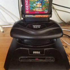 Vendora SEGA GENESIS 32X, αυθεντικη αμερικανικη συσκευη με ανταπτορα τηλεορασης κ μετασχηματιστη ρευματος. Ερχεται με συλλογη απο τα καλυτερα παιχνιδια μαχης κ χειριστηρια. -vintage object shop 337d766b2d42b82b46fe32047b3bea8a64bb7a82 xl