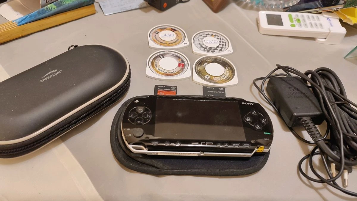 Vendora Psp μαζί με φορτιστή, θήκη, κάρτες μνήμης και 4 παιχνίδια 3 Vendora Psp μαζί με φορτιστή, θήκη, κάρτες μνήμης και 4 παιχνίδια