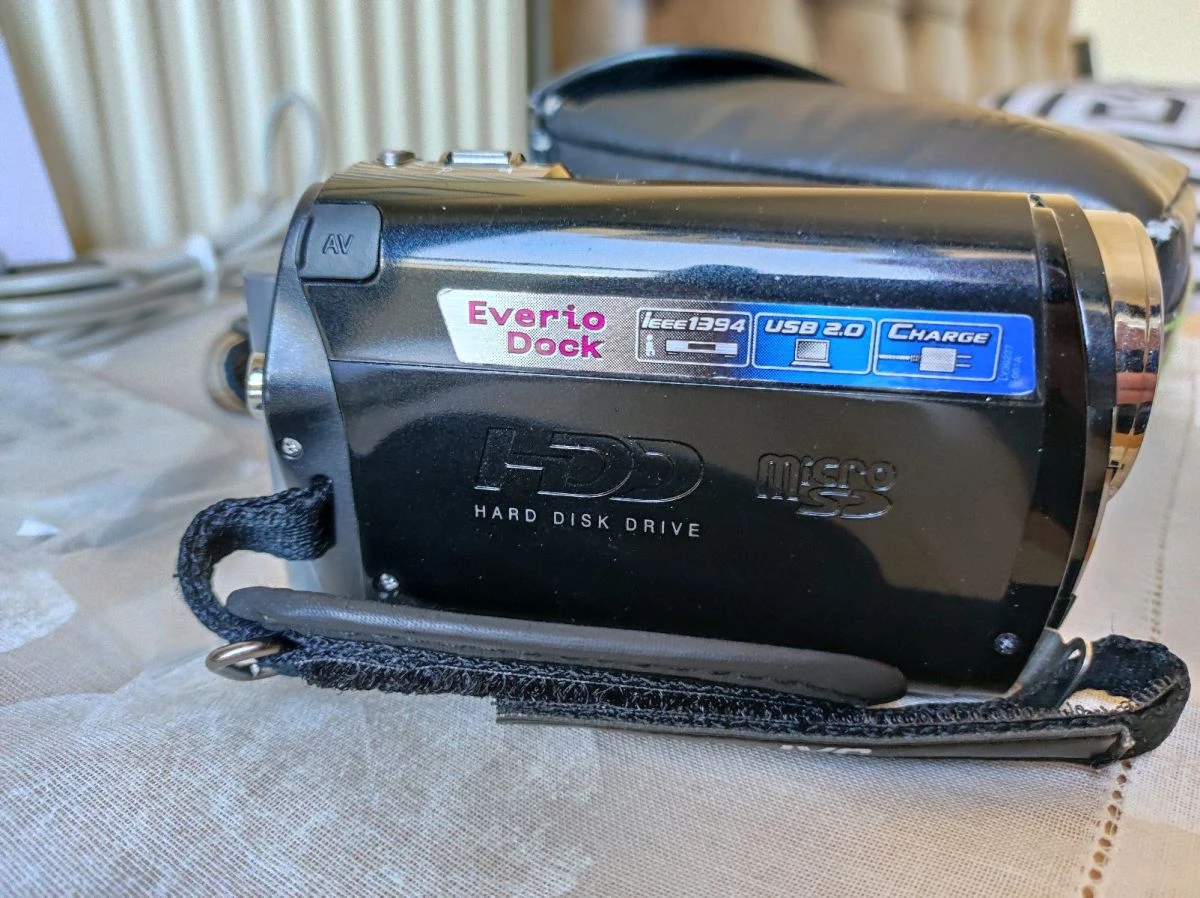 Vendora Βιντεοκάμερα JVC Everio GZ-MG465 BE, σκληρού δίσκου 60GBκαι 32X OPTICAL ZOOM. Με τηλεχειριστήριο , θήκη, βιβλίο οδηγιών και όλα τα παρελκόμενα. Αγοράστηκε το 2011. Άριστη λειτουργία 13 Vendora Βιντεοκάμερα JVC Everio GZ-MG465 BE, σκληρού δίσκου 60GBκαι 32X OPTICAL ZOOM. Με τηλεχειριστήριο , θήκη, βιβλίο οδηγιών και όλα τα παρελκόμενα. Αγοράστηκε το 2011. Άριστη λειτουργία - Image 11