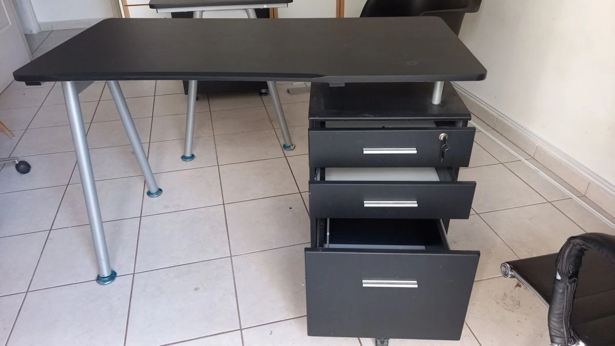 Vendora ΠΩΛΟΎΝΤΑΙ 7 Γραφεία δύο θέσεων εργασίας, 4 Γραφεία μιας θέσης εργασίας και 19 καρέκλες. Πωλούνται μαζί ή ξεχωριστά και βρίσκονται σε άριστη κατάσταση Για τιμή και πληροφορίες παρακαλώ επικοινωνήστε. 9 Vendora ΠΩΛΟΎΝΤΑΙ 7 Γραφεία δύο θέσεων εργασίας, 4 Γραφεία μιας θέσης εργασίας και 19 καρέκλες. Πωλούνται μαζί ή ξεχωριστά και βρίσκονται σε άριστη κατάσταση Για τιμή και πληροφορίες παρακαλώ επικοινωνήστε. - Image 7