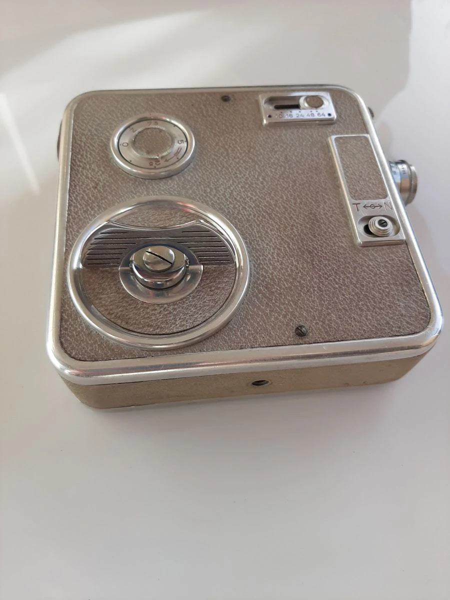 Vendora ΚΑΜΕΡΑ ΛΗΨΗΣ-ΠΡΟΒΟΛΗΣ ADMIRA VINTAGE ΑΠΟ ΤΙΣ ΑΡΧΕΣ ΤΟΥ 20 ΑΙΩΝΑ. ΣΠΑΝΙΟ ΚΟΜΜΑΤΙ, ΚΑΙ ΣΕ ΠΟΛΥ ΚΑΛΗ ΚΑΤΑΣΤΑΣΗ. ΜΕ ΟΛΑ ΤΑ ΕΞΑΡΤΗΜΑΤΑ. 4 Vendora ΚΑΜΕΡΑ ΛΗΨΗΣ-ΠΡΟΒΟΛΗΣ ADMIRA VINTAGE ΑΠΟ ΤΙΣ ΑΡΧΕΣ ΤΟΥ 20 ΑΙΩΝΑ. ΣΠΑΝΙΟ ΚΟΜΜΑΤΙ, ΚΑΙ ΣΕ ΠΟΛΥ ΚΑΛΗ ΚΑΤΑΣΤΑΣΗ. ΜΕ ΟΛΑ ΤΑ ΕΞΑΡΤΗΜΑΤΑ. - Image 2