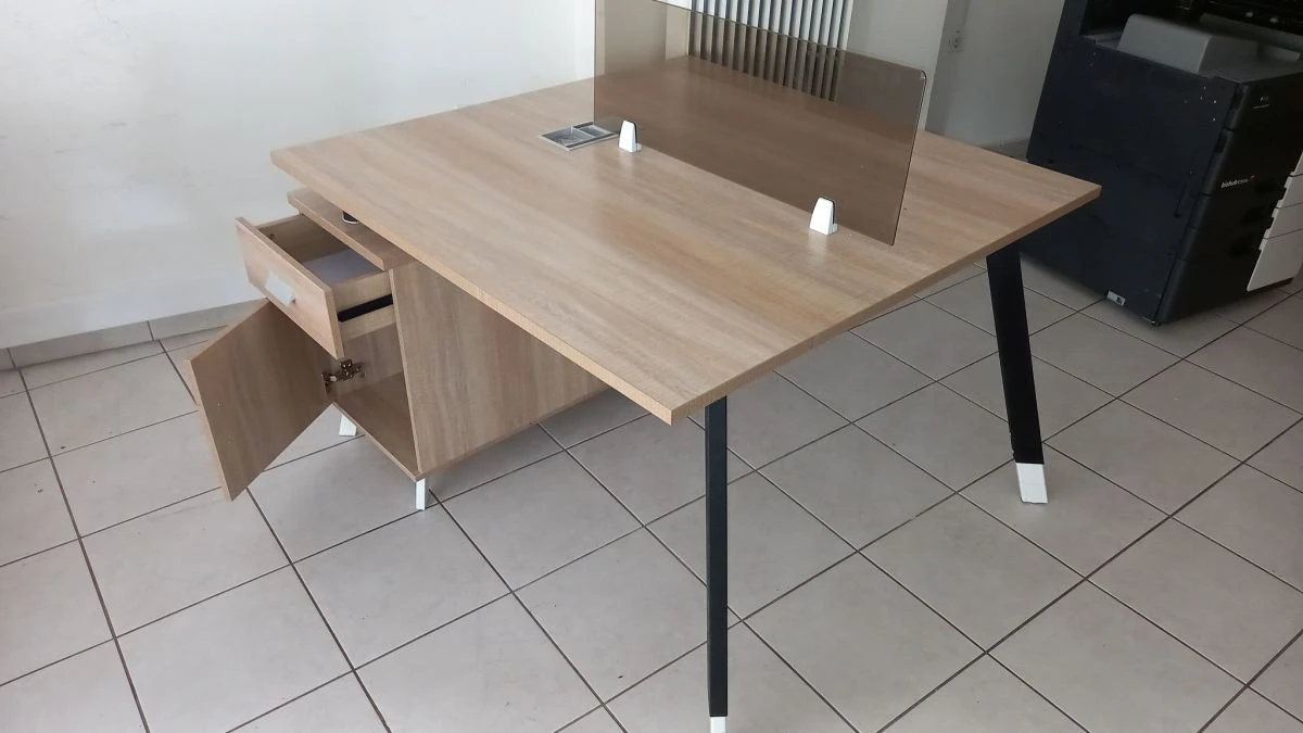 Vendora ΠΩΛΟΎΝΤΑΙ 7 Γραφεία δύο θέσεων εργασίας, 4 Γραφεία μιας θέσης εργασίας και 19 καρέκλες. Πωλούνται μαζί ή ξεχωριστά και βρίσκονται σε άριστη κατάσταση Για τιμή και πληροφορίες παρακαλώ επικοινωνήστε. 3 Vendora ΠΩΛΟΎΝΤΑΙ 7 Γραφεία δύο θέσεων εργασίας, 4 Γραφεία μιας θέσης εργασίας και 19 καρέκλες. Πωλούνται μαζί ή ξεχωριστά και βρίσκονται σε άριστη κατάσταση Για τιμή και πληροφορίες παρακαλώ επικοινωνήστε.