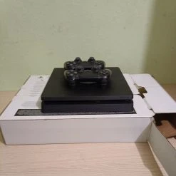 Vendora Sony PlayStation 4 Slim 500GB [Άριστη Κατάσταση] με 2 χειριστήρια,με όλα τα καλώδια και + 9 παιχνίδια -vintage object shop 47693957cd39e170d6218aaae2cbef95c950cc3b xl