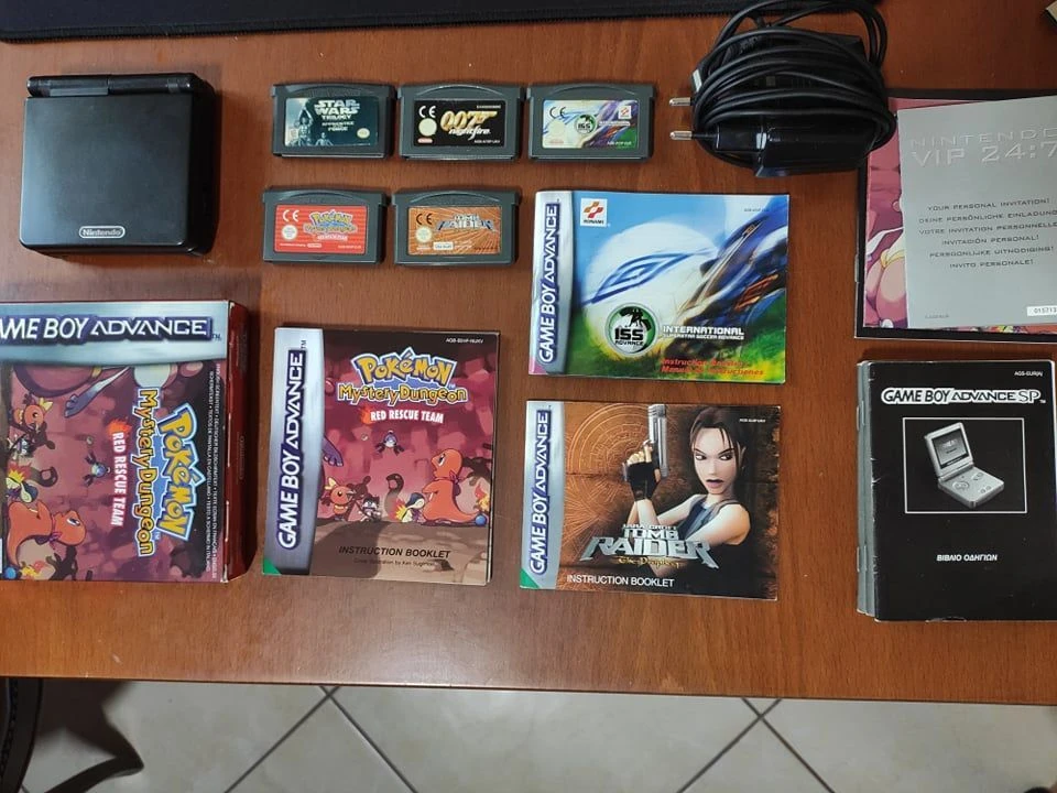 Vendora GameBoy Advance SP + Games 3 Vendora GameBoy Advance SP + Games