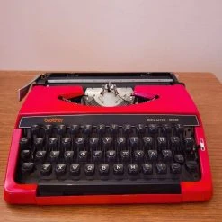 Vendora ΓΡΑΦΟΜΗΧΑΝΗ BROTHER DELUXE 220 ΜΑΖΙ ΜΕ ΤΟ ΒΑΛΙΤΣΑΚΙ ΤΗΣ, ΠΛΗΡΩΣ ΛΕΙΤΟΥΡΓΙΚΗ, ΚΑΙΝΟΥΡΓΙΑ, ΣΕ ΚΟΚΚΙΝΟ ΧΡΩΜΑ