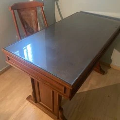 Vendora Γραφείο από καρυδιά σε άριστη κατάσταση με ασορτί καρέκλα