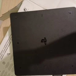 Vendora Sony PlayStation 4 Slim 500GB [Άριστη Κατάσταση] με 2 χειριστήρια,με όλα τα καλώδια και + 9 παιχνίδια -vintage object shop 58d9b5677df8505c3cc12b9c877c5202e1f33826 xl