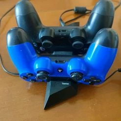 Vendora Ps4 με δύο χειριστήρια το ένα δεν είναι Official και βάση φόρτισης. -vintage object shop 5aba7fe0a13d7128e630d6fb96c3c61f7aeea95f xl