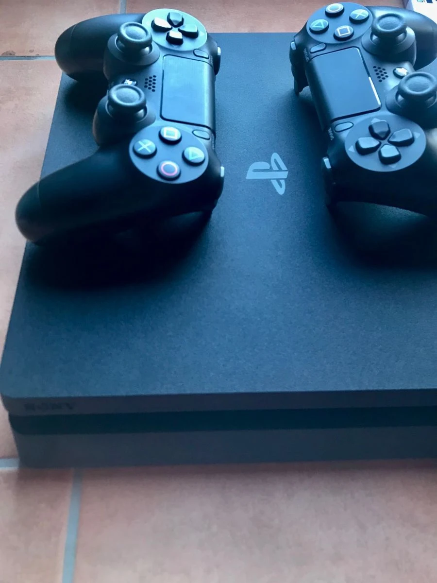 Vendora PS4 Slim με 2 τηλεχειριστήρια και 5 παιχνίδια 7 Vendora PS4 Slim με 2 τηλεχειριστήρια και 5 παιχνίδια - Image 5