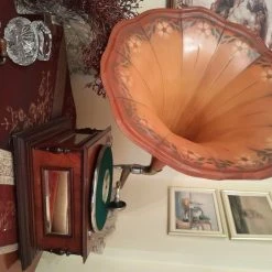 Vendora ΓΡΑΜΜΟΦΩΝΟ ΣΕ ΑΡΙΣΤΗ ΚΑΤΑΣΤΑΣΗ ΜΕ ΠΕΡΙΠΟΥ 60 ΔΙΣΚΟΥΣ ΜΕ ΠΑΛΙΑ ΛΑΙΚΑ ΚΑΙ ΔΗΜΟΤΙΚΑ ΤΡΑΓΟΥΔΙΑ