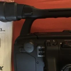 Vendora Camera Canon HDV σχεδόν αχρησιμοποίητη. η κάμερα πρακτικά είναι καινούργια αφού δεν έχει χρησιμοποιηθεί ποτέ. υπάρχουν όλα τα εξαρτήματα και η αυθεντική της Samsonite τσάντα. 25 Vendora Camera Canon HDV σχεδόν αχρησιμοποίητη. η κάμερα πρακτικά είναι καινούργια αφού δεν έχει χρησιμοποιηθεί ποτέ. υπάρχουν όλα τα εξαρτήματα και η αυθεντική της Samsonite τσάντα. -vintage object shop 70b4ddb7e11e998bd5640d645abd6b57e90f9df8 xl