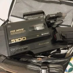 Vendora βιντεοκάμερα Hitachi Vhs Movie 5100 στην θήκη τής, έχει δεύτερη μπαταρία, φορτιστή και τις οδηγίες τής. -vintage object shop 72fccfcd9104b09aee410eb8de65d5534956b376 xl
