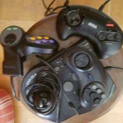 Vendora SEGA GENESIS 32X, αυθεντικη αμερικανικη συσκευη με ανταπτορα τηλεορασης κ μετασχηματιστη ρευματος. Ερχεται με συλλογη απο τα καλυτερα παιχνιδια μαχης κ χειριστηρια. -vintage object shop 82025c804c39b38c5e6cfe35f904247f896e0a08 xl