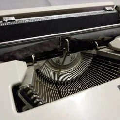 Vendora Γραφομηχανή Olivetti Dora -vintage object shop 8b39c6017aaddeea83deb5a25048299820607313 xl