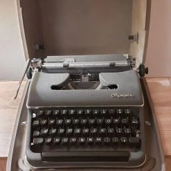 Vendora Vintage γραφομηχανή Olympia σε άψογη κατάσταση μαζί με τη βαλίτσα της