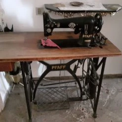 Vendora Παλια ραπτομηχανη με ποδια PFAFF