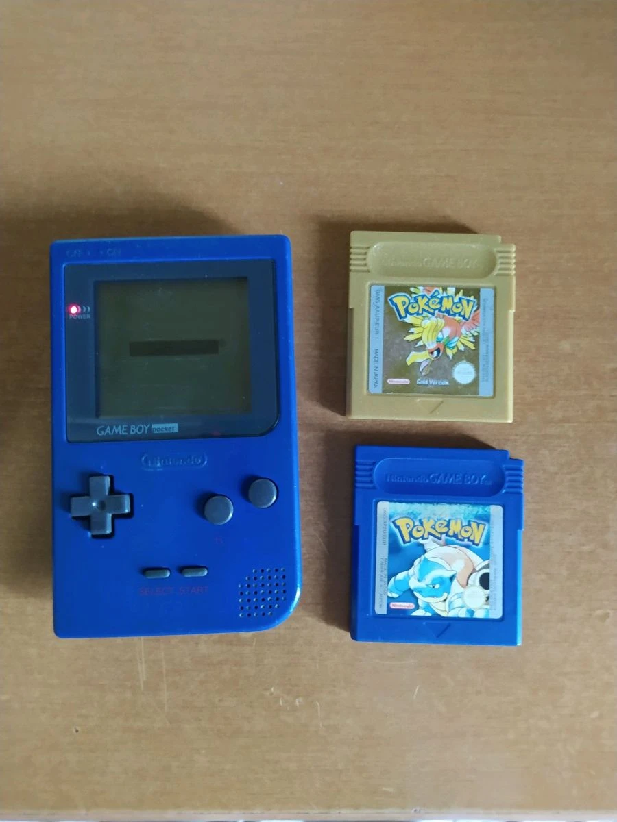 Vendora Game Boy Pocket + Pokemon Gold + Pokémon Blue 3 Vendora Game Boy Pocket + Pokemon Gold + Pokémon Blue