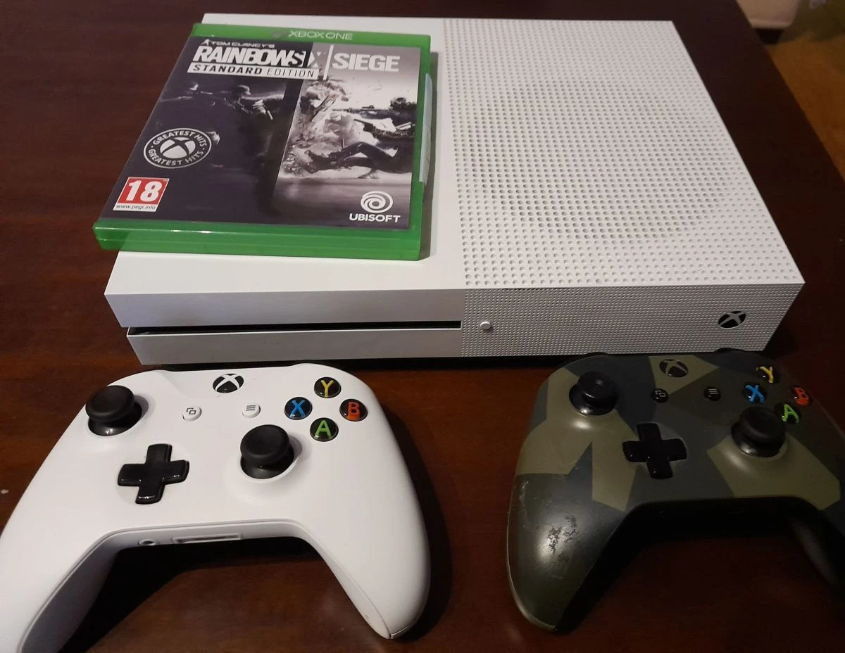 Vendora XBOX ONE S + 2 χειριστήρια 3 Vendora XBOX ONE S + 2 χειριστήρια