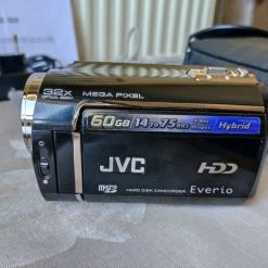 Vendora Βιντεοκάμερα JVC Everio GZ-MG465 BE, σκληρού δίσκου 60GBκαι 32X OPTICAL ZOOM. Με τηλεχειριστήριο , θήκη, βιβλίο οδηγιών και όλα τα παρελκόμενα. Αγοράστηκε το 2011. Άριστη λειτουργία