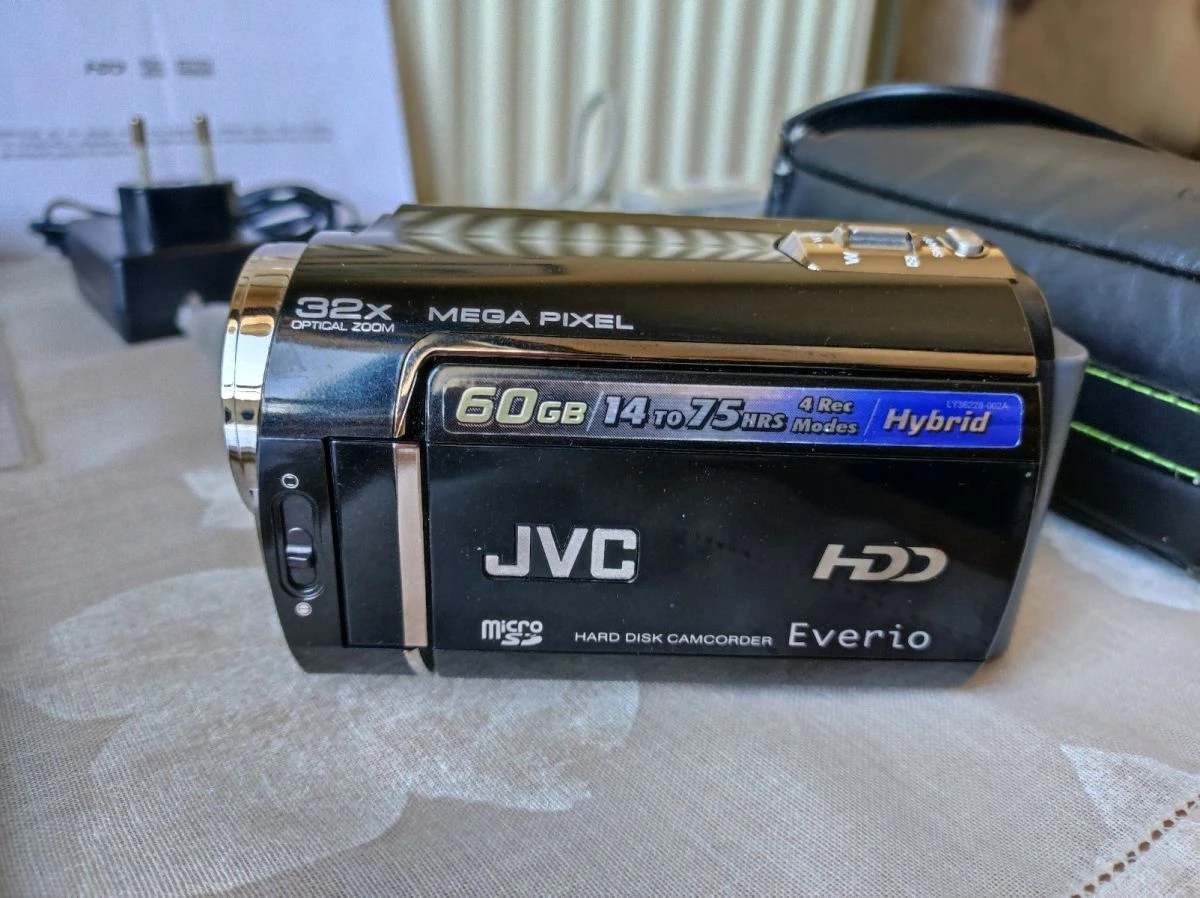 Vendora Βιντεοκάμερα JVC Everio GZ-MG465 BE, σκληρού δίσκου 60GBκαι 32X OPTICAL ZOOM. Με τηλεχειριστήριο , θήκη, βιβλίο οδηγιών και όλα τα παρελκόμενα. Αγοράστηκε το 2011. Άριστη λειτουργία 3 Vendora Βιντεοκάμερα JVC Everio GZ-MG465 BE, σκληρού δίσκου 60GBκαι 32X OPTICAL ZOOM. Με τηλεχειριστήριο , θήκη, βιβλίο οδηγιών και όλα τα παρελκόμενα. Αγοράστηκε το 2011. Άριστη λειτουργία
