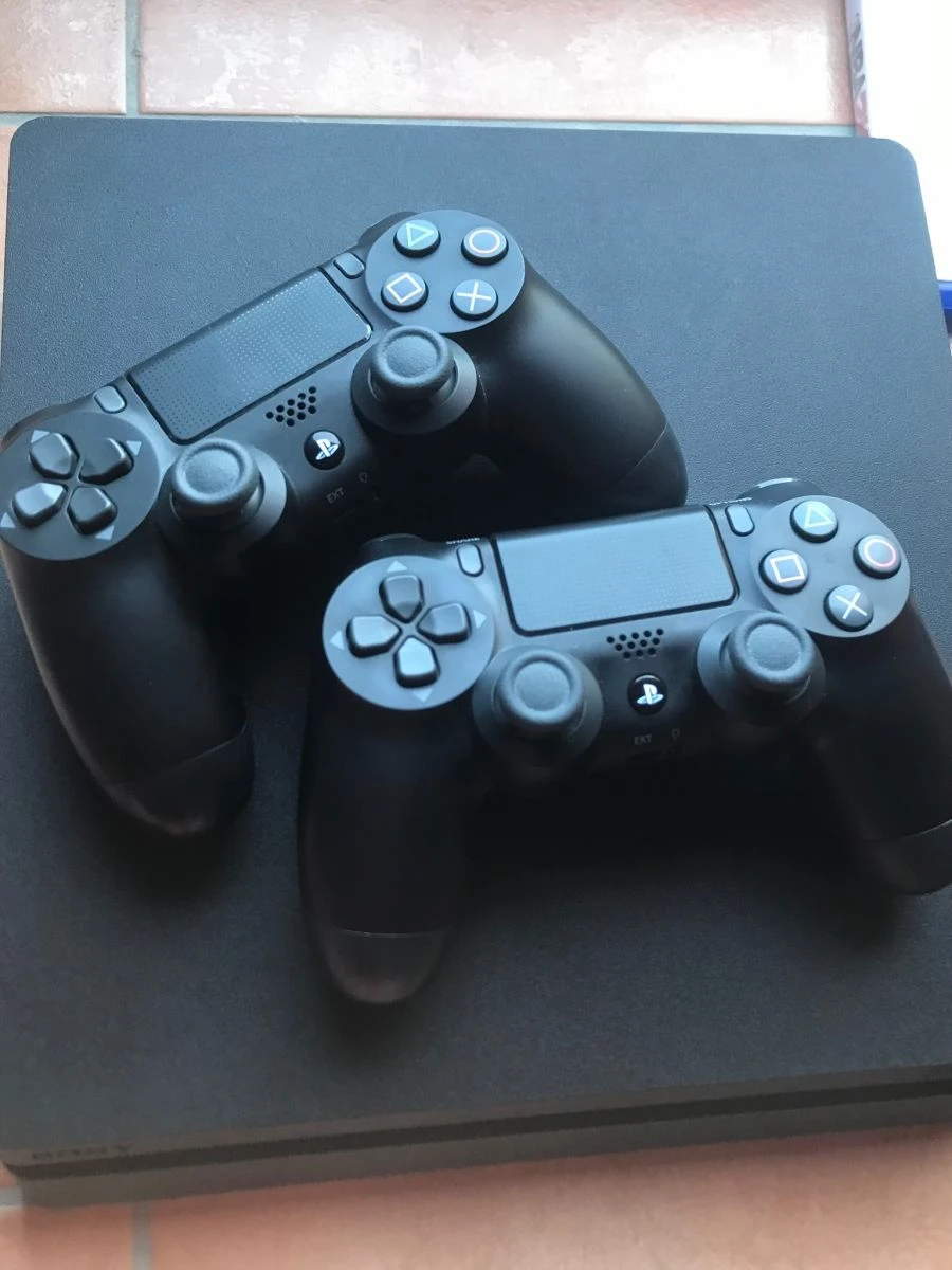 Vendora PS4 Slim με 2 τηλεχειριστήρια και 5 παιχνίδια 6 Vendora PS4 Slim με 2 τηλεχειριστήρια και 5 παιχνίδια - Image 4