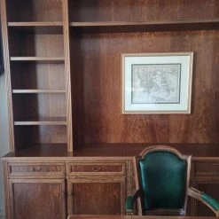 Vendora Σύνθετο βιβλιοθήκη καρυδιά. Γραφείο καρυδιά χειροποίητο και πολυθρόνα δερμάτινη.