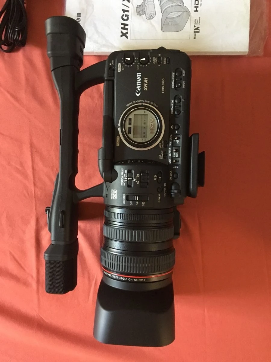 Vendora Camera Canon HDV σχεδόν αχρησιμοποίητη. η κάμερα πρακτικά είναι καινούργια αφού δεν έχει χρησιμοποιηθεί ποτέ. υπάρχουν όλα τα εξαρτήματα και η αυθεντική της Samsonite τσάντα. 3 Vendora Camera Canon HDV σχεδόν αχρησιμοποίητη. η κάμερα πρακτικά είναι καινούργια αφού δεν έχει χρησιμοποιηθεί ποτέ. υπάρχουν όλα τα εξαρτήματα και η αυθεντική της Samsonite τσάντα.