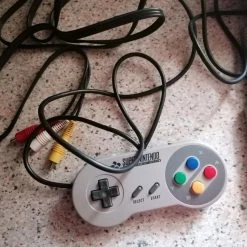 Vendora SNES ΚΟΝΣΌΛΑ ΜΕ 4 ΠΑΙΧΝΙΔΙΑ Κ ΕΝΑ ΧΕΙΡΙΣΤΉΡΙΟ ΚΑΙ ΚΑΛΏΔΙΟ ΓΙΑ ΣΎΝΔΕΣΗ ΜΕ ΤΗΝ ΤΗΛΕΌΡΑΣΗ ΠΛΗΡΩΣ ΛΕΙΤΟΥΡΓΙΚΌ -vintage object shop b3a95cb56857f4950486a586f3952236fc224e8a xl