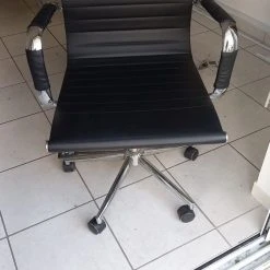 Vendora ΠΩΛΟΎΝΤΑΙ 7 Γραφεία δύο θέσεων εργασίας, 4 Γραφεία μιας θέσης εργασίας και 19 καρέκλες. Πωλούνται μαζί ή ξεχωριστά και βρίσκονται σε άριστη κατάσταση Για τιμή και πληροφορίες παρακαλώ επικοινωνήστε. 20 Vendora ΠΩΛΟΎΝΤΑΙ 7 Γραφεία δύο θέσεων εργασίας, 4 Γραφεία μιας θέσης εργασίας και 19 καρέκλες. Πωλούνται μαζί ή ξεχωριστά και βρίσκονται σε άριστη κατάσταση Για τιμή και πληροφορίες παρακαλώ επικοινωνήστε. -vintage object shop b3b20d7aabe1aaf136e659e55219023c855abb94 xl