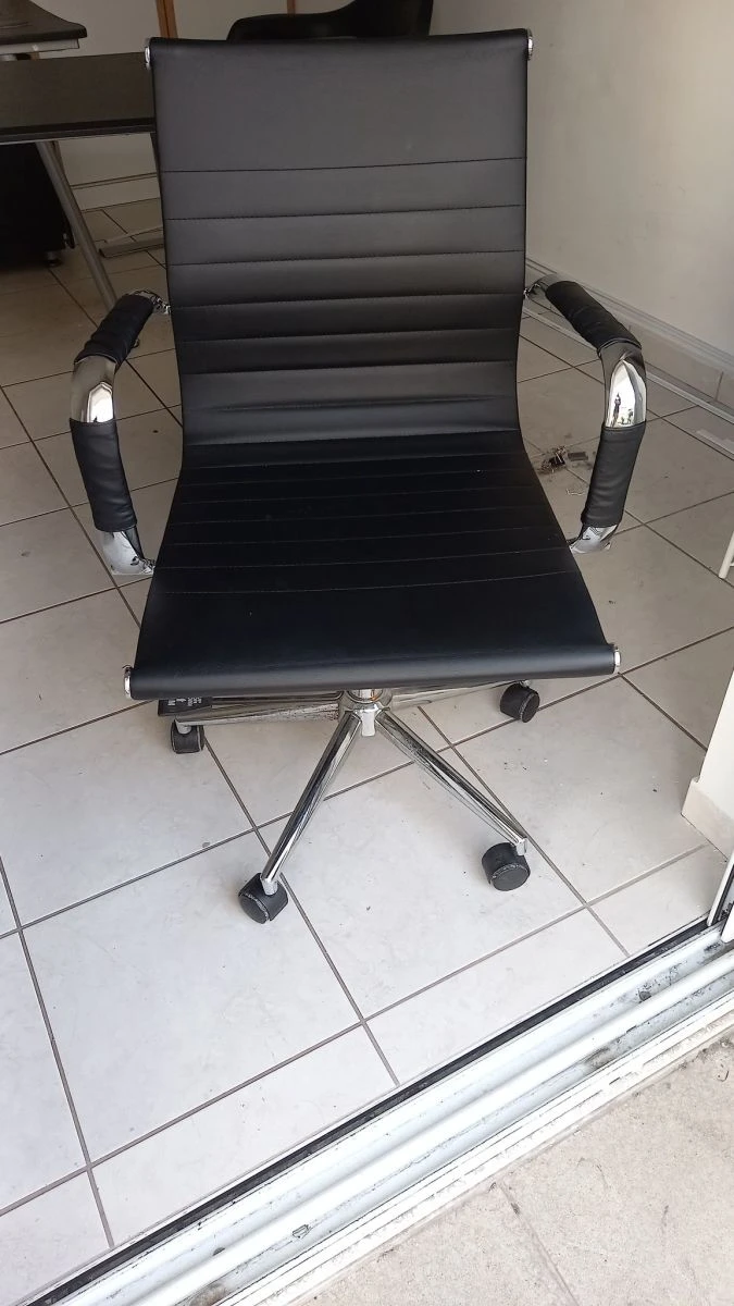 Vendora ΠΩΛΟΎΝΤΑΙ 7 Γραφεία δύο θέσεων εργασίας, 4 Γραφεία μιας θέσης εργασίας και 19 καρέκλες. Πωλούνται μαζί ή ξεχωριστά και βρίσκονται σε άριστη κατάσταση Για τιμή και πληροφορίες παρακαλώ επικοινωνήστε. 11 Vendora ΠΩΛΟΎΝΤΑΙ 7 Γραφεία δύο θέσεων εργασίας, 4 Γραφεία μιας θέσης εργασίας και 19 καρέκλες. Πωλούνται μαζί ή ξεχωριστά και βρίσκονται σε άριστη κατάσταση Για τιμή και πληροφορίες παρακαλώ επικοινωνήστε. - Image 9