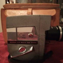 Vendora Vintage Movie CAMERA. Revere Cine-Zoom Model 114 8mm Movie Camera + Θήκη