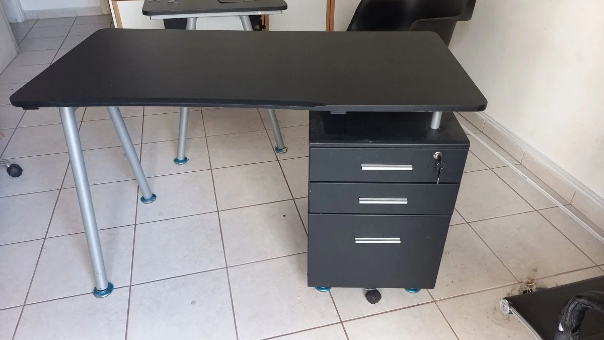 Vendora ΠΩΛΟΎΝΤΑΙ 7 Γραφεία δύο θέσεων εργασίας, 4 Γραφεία μιας θέσης εργασίας και 19 καρέκλες. Πωλούνται μαζί ή ξεχωριστά και βρίσκονται σε άριστη κατάσταση Για τιμή και πληροφορίες παρακαλώ επικοινωνήστε. 7 Vendora ΠΩΛΟΎΝΤΑΙ 7 Γραφεία δύο θέσεων εργασίας, 4 Γραφεία μιας θέσης εργασίας και 19 καρέκλες. Πωλούνται μαζί ή ξεχωριστά και βρίσκονται σε άριστη κατάσταση Για τιμή και πληροφορίες παρακαλώ επικοινωνήστε. - Image 5