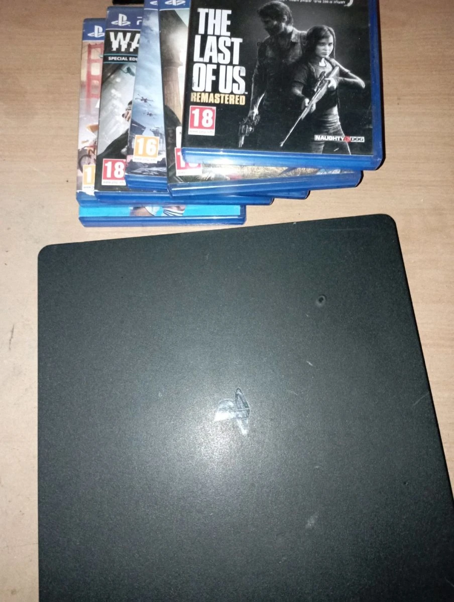 Vendora πωλείται PlayStation 4 μόνο κονσόλα και 6 παιχνίδια. 3 Vendora πωλείται PlayStation 4 μόνο κονσόλα και 6 παιχνίδια.