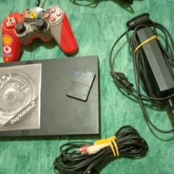 Vendora Βιντεοπαιχνίδια κονσόλες PS2 SLIM Με ενα παιχνίδι μια μεμορυ κάρτα και όλα τα καλώδια σύνδεσης και τροφοδοτικό ρεύματος.