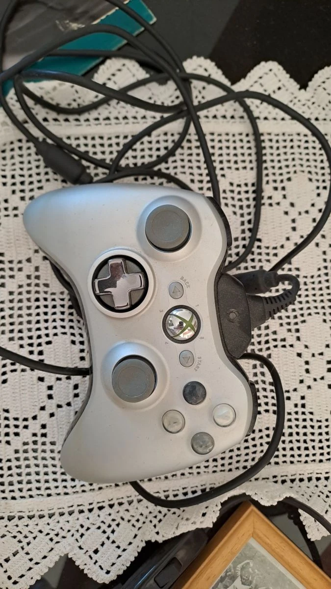 Vendora Xbox 360 πωλείται με δύο ασύρματα και ένα ενσύρματο χειριστήριο και παιχνίδια 4 Vendora Xbox 360 πωλείται με δύο ασύρματα και ένα ενσύρματο χειριστήριο και παιχνίδια - Image 2