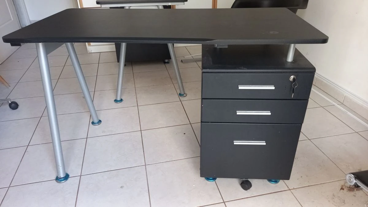 Vendora ΠΩΛΟΎΝΤΑΙ 7 Γραφεία δύο θέσεων εργασίας, 4 Γραφεία μιας θέσης εργασίας και 19 καρέκλες. Πωλούνται μαζί ή ξεχωριστά και βρίσκονται σε άριστη κατάσταση Για τιμή και πληροφορίες παρακαλώ επικοινωνήστε. 8 Vendora ΠΩΛΟΎΝΤΑΙ 7 Γραφεία δύο θέσεων εργασίας, 4 Γραφεία μιας θέσης εργασίας και 19 καρέκλες. Πωλούνται μαζί ή ξεχωριστά και βρίσκονται σε άριστη κατάσταση Για τιμή και πληροφορίες παρακαλώ επικοινωνήστε. - Image 6