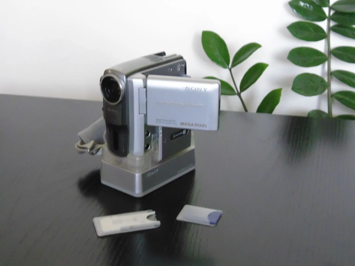 Vendora ΒΙΝΤΕΟΚΑΜΕΡΑ SONY HANDYCAM DCR-PC109E PAL MEGA PIXEL ΜΕ ΦΑΚΟ CARL ZEISS VARIO TESSAR 1,8/3,2-32 5 Vendora ΒΙΝΤΕΟΚΑΜΕΡΑ SONY HANDYCAM DCR-PC109E PAL MEGA PIXEL ΜΕ ΦΑΚΟ CARL ZEISS VARIO TESSAR 1,8/3,2-32 - Image 3