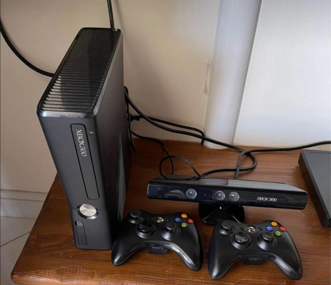 Vendora Xbox 360 Slim + Kinect + 2 Controllers + Games 4 Vendora Xbox 360 Slim + Kinect + 2 Controllers + Games - Image 2